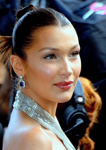 Bella Hadid har talt – og hendes sko gør det klart: denne dramatiske hæl er tilbage