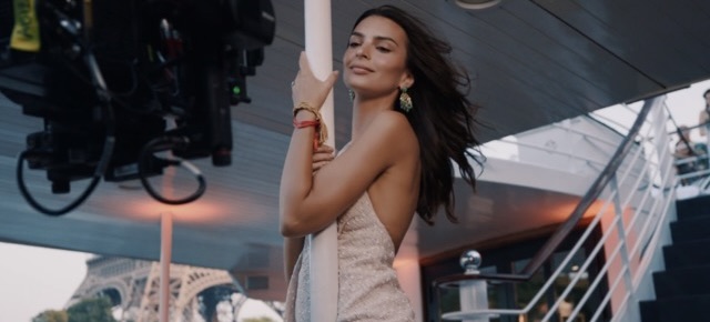 Emily Ratajkowski raser over “kæmpe joke” af en rumrejse: “Det er end-time shit!”