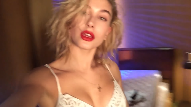 Hailey Bieber gør kæmpe-clutchen cool igen – og vi elsker det (selvom vores skuldre måske ikke gør)