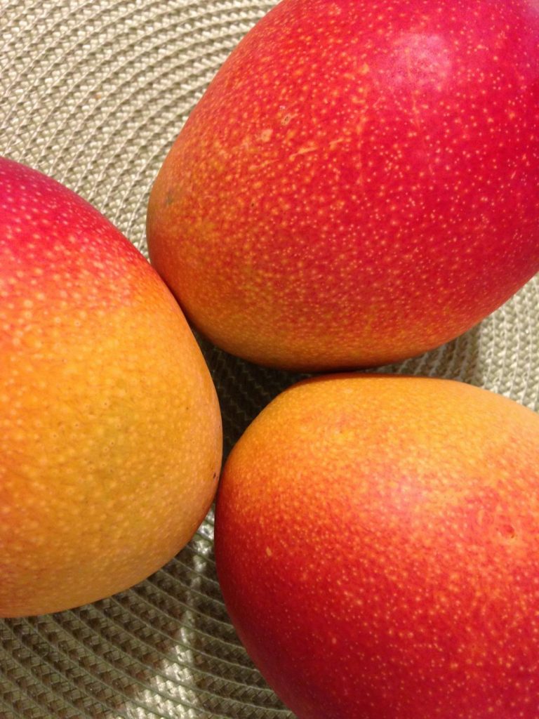 Kan man egentlig spise skindet på en mango? Spoiler alert: Det er lidt kompliceret