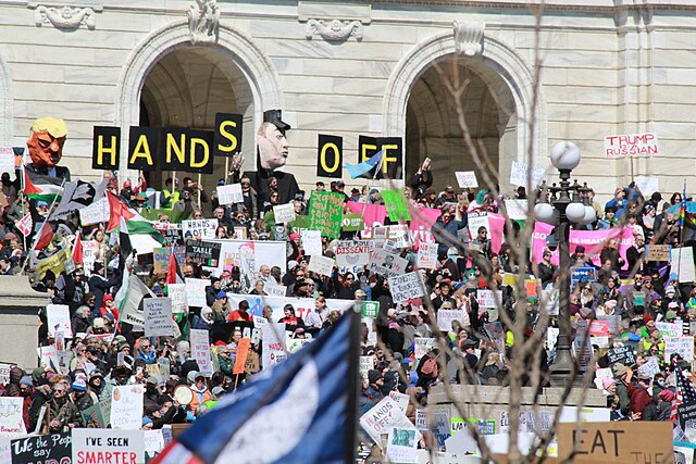 USA siger fra: “Hands Off!”-protester mod Trump og Musk eksploderer over hele landet