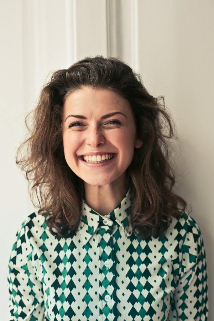 Vil du være mere attraktiv? Prøv at smile lidt mere (nej, ikke på den creepy måde)